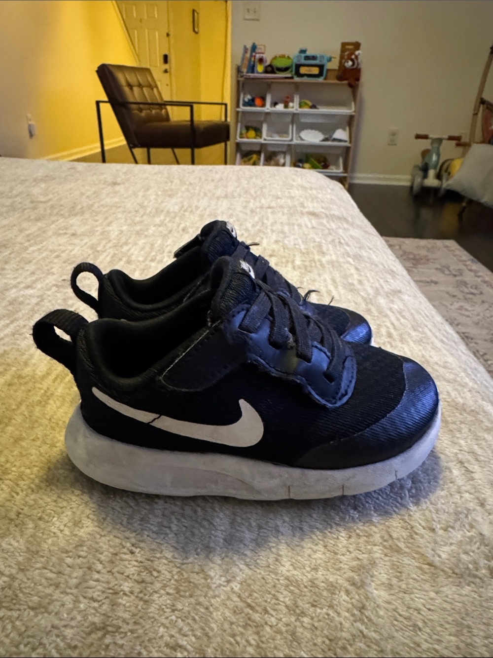 Nike Toddler Size 7C Black and White Lightweight Sneaker with Swoosh